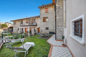 Outdoor dining - Toscolano Olive House, Toscolano Maderno, Italy (Toscolano Maderno)