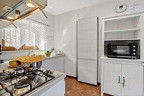 Fridge, oven, stovetop, dishwasher - Toscolano Olive House, Toscolano Maderno, Italy (Toscolano Maderno)