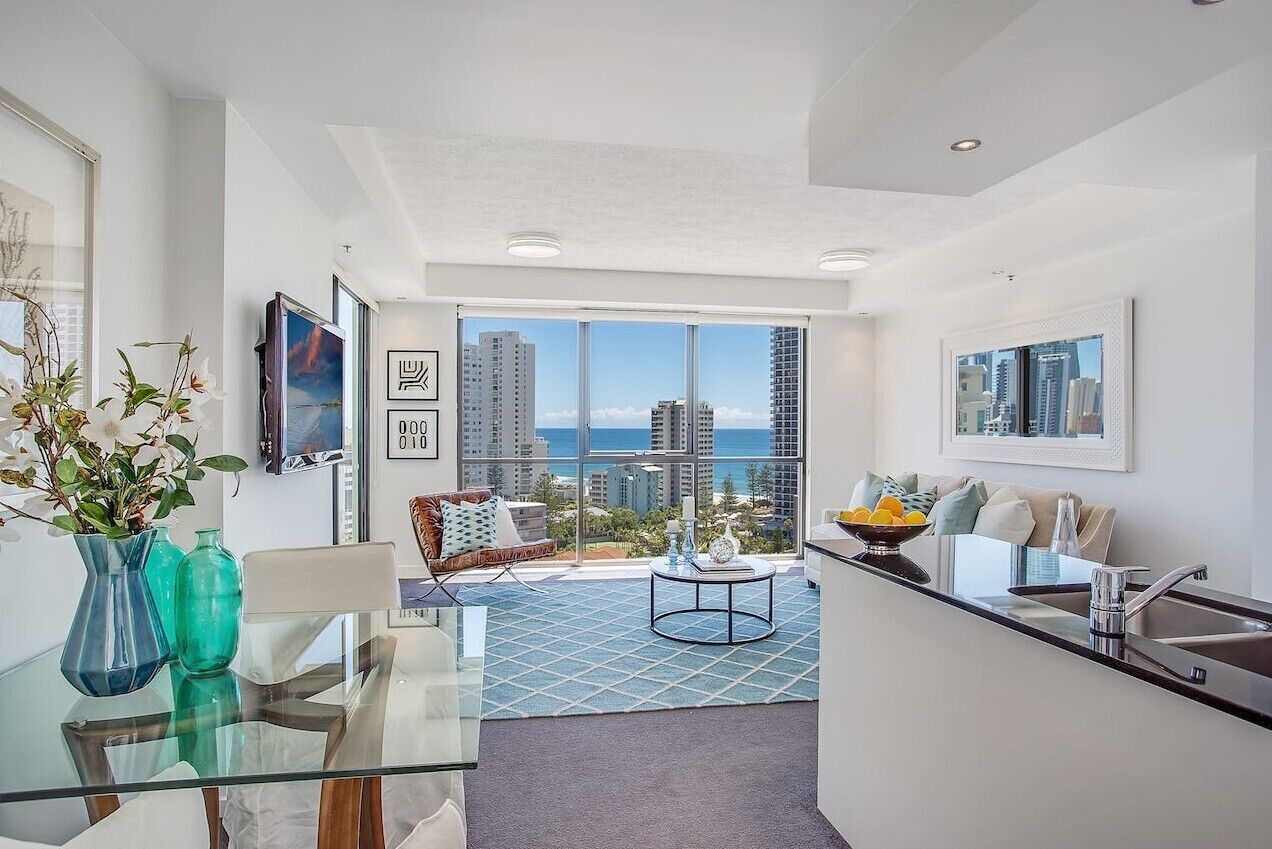 아파트, 침실 2개, 발코니, 바다 전망 | 거실 공간