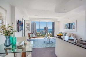 아파트, 침실 2개, 발코니, 바다 전망 | 거실 공간