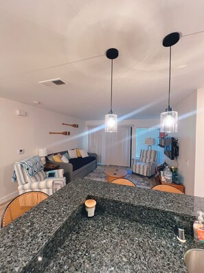 Interior - Cozy 1-bedroom condo in charming Vista with AC, wireless Internet, extra beds. (Vista)