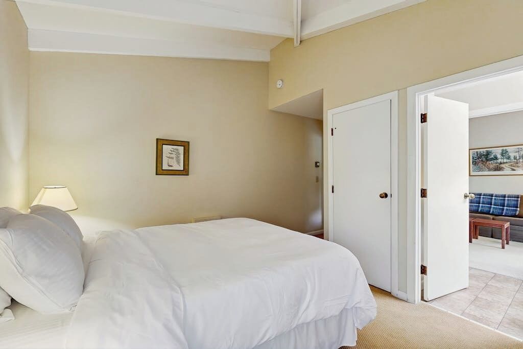 Iron/ironing board, Internet, bed sheets