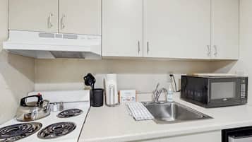 Four à micro-ondes, un four, surface de cuisson, cafetière-théière
