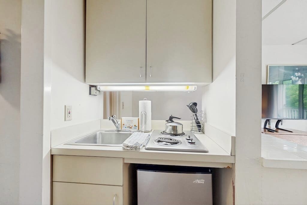 Microwave, oven, stovetop, coffee/tea maker