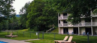 Four Season Condo:  ski, hike, golf & seasonal pool