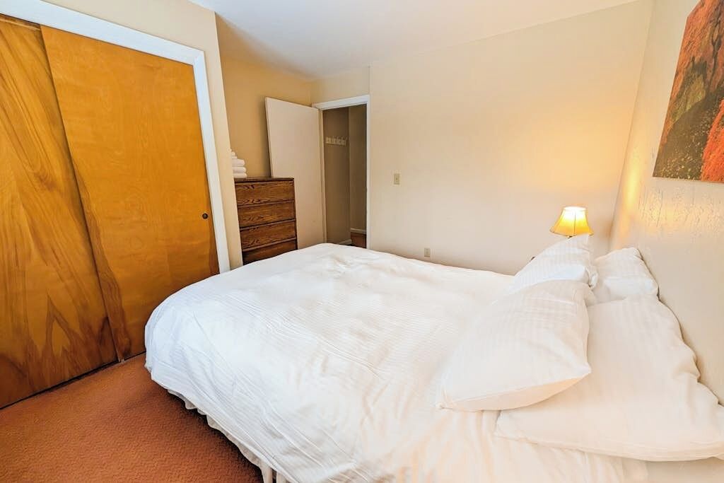 Iron/ironing board, internet, bed sheets