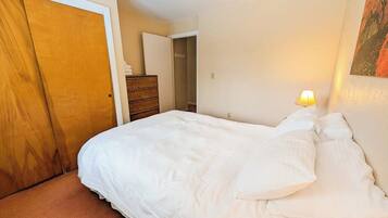 Iron/ironing board, internet, bed sheets
