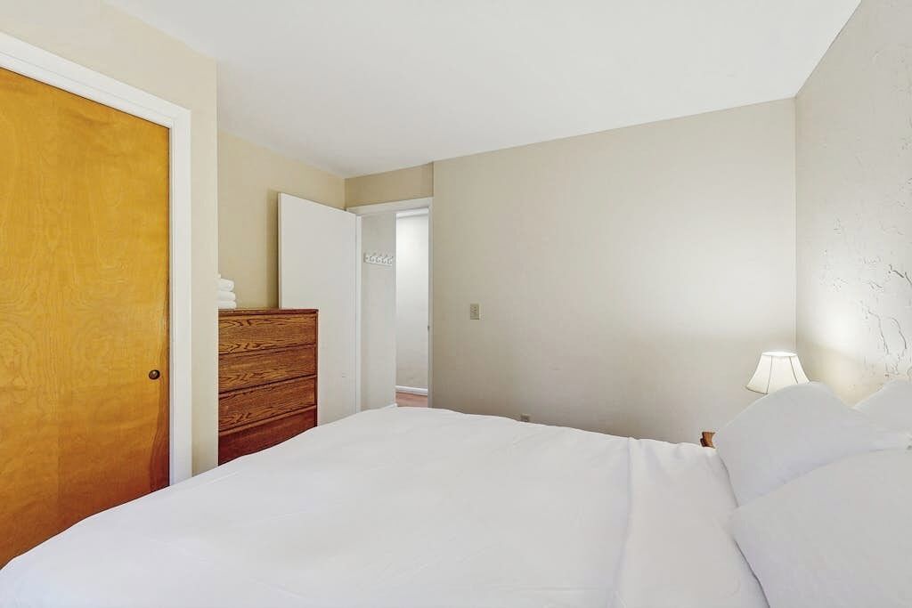 Iron/ironing board, internet, bed sheets