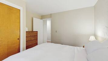 Iron/ironing board, internet, bed sheets
