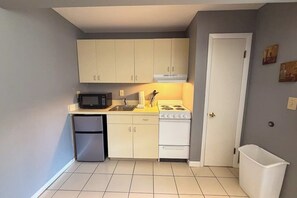 Private kitchen - Four Season Condo: seasonal pool, ski, hike & golf (Warren)