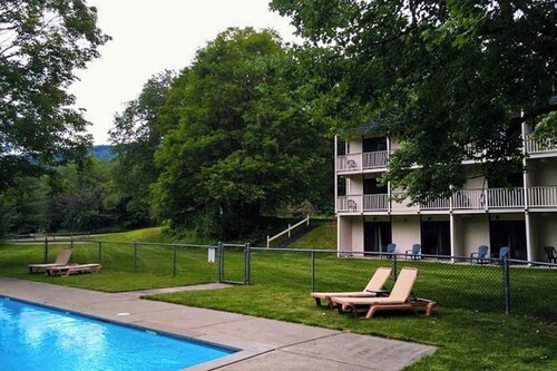 Four Season Condo:  ski, hike, golf, mountain bike & seasonal pool