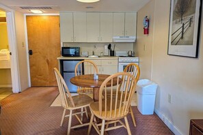 Private kitchen - Four Season Condo:  ski, hike, golf, mountain bike & seasonal pool (Warren)