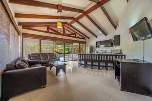 TV, table football, ping pong - Exquisite villa with fully-equipped kitchen, plunge pool & beach shuttle (Playa Hermosa)