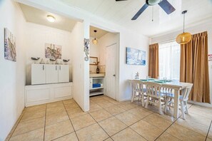 Interior - 2 Bedroom Delightful second-floor apartment with modern amenities , WiFi & Pool (Playas del Coco)