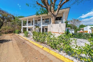 Exterior - 2 Bedroom Delightful second-floor apartment with modern amenities , WiFi & Pool (Playas del Coco)