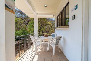 Outdoor dining - 2 Bedroom Delightful second-floor apartment with modern amenities , WiFi & Pool (Playas del Coco)