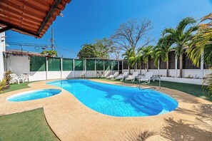 Pool - 2 Bedroom Delightful second-floor apartment with modern amenities , WiFi & Pool (Playas del Coco)