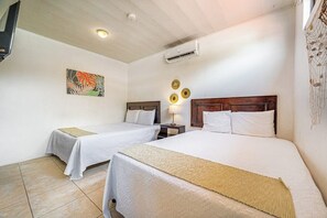 Ferros/tábuas de passar roupa, acesso à internet, roupa de cama