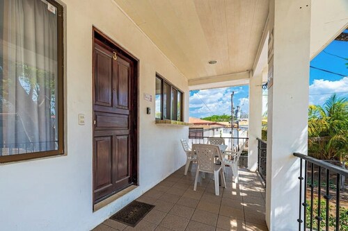 Charming second-floor apartment with high-speed Wi-Fi, Netflix & pool