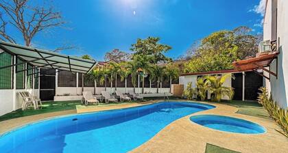 Charming second-floor apartment with high-speed Wi-Fi, Netflix & pool