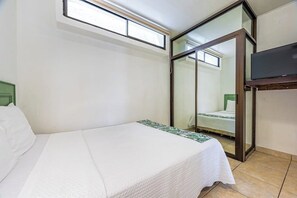 Iron/ironing board, Internet, bed sheets - Cozy apartment complete with high-speed Wi-Fi, Netflix & serene pool access (Playas del Coco)