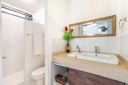 Cozy apartment complete with high-speed Wi-Fi, Netflix & serene pool access