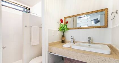 Cozy apartment complete with high-speed Wi-Fi, Netflix & serene pool access