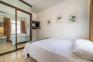 Iron/ironing board, Internet, bed sheets - Cozy apartment complete with high-speed Wi-Fi, Netflix & serene pool access (Playas del Coco)