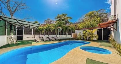 Inviting family-friendly apartment with high-speed Wi-Fi, Netflix & pool
