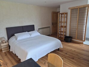 3 chambres, fer et planche à repasser, lit parapluie, Wi-Fi gratuit