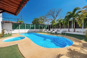 Pool - Charming, accessible apartment with high-speed Wi-Fi, Netflix & outdoor pool (Playas del Coco)