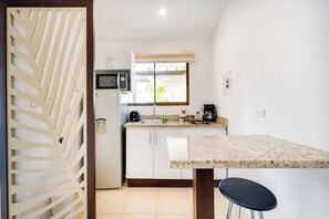 Fridge, microwave, stovetop, coffee/tea maker - Relaxed studios with cooling pool, fast WiFi, and proximity to local delights (Playas del Coco)