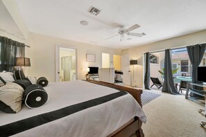 Desk, iron/ironing board, travel cot, WiFi - Luxury Waterfront Home | Gym, Hot Tub & Mini Golf (Port Charlotte)