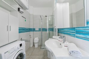 Douche, sèche-cheveux, bidet, serviettes fournies