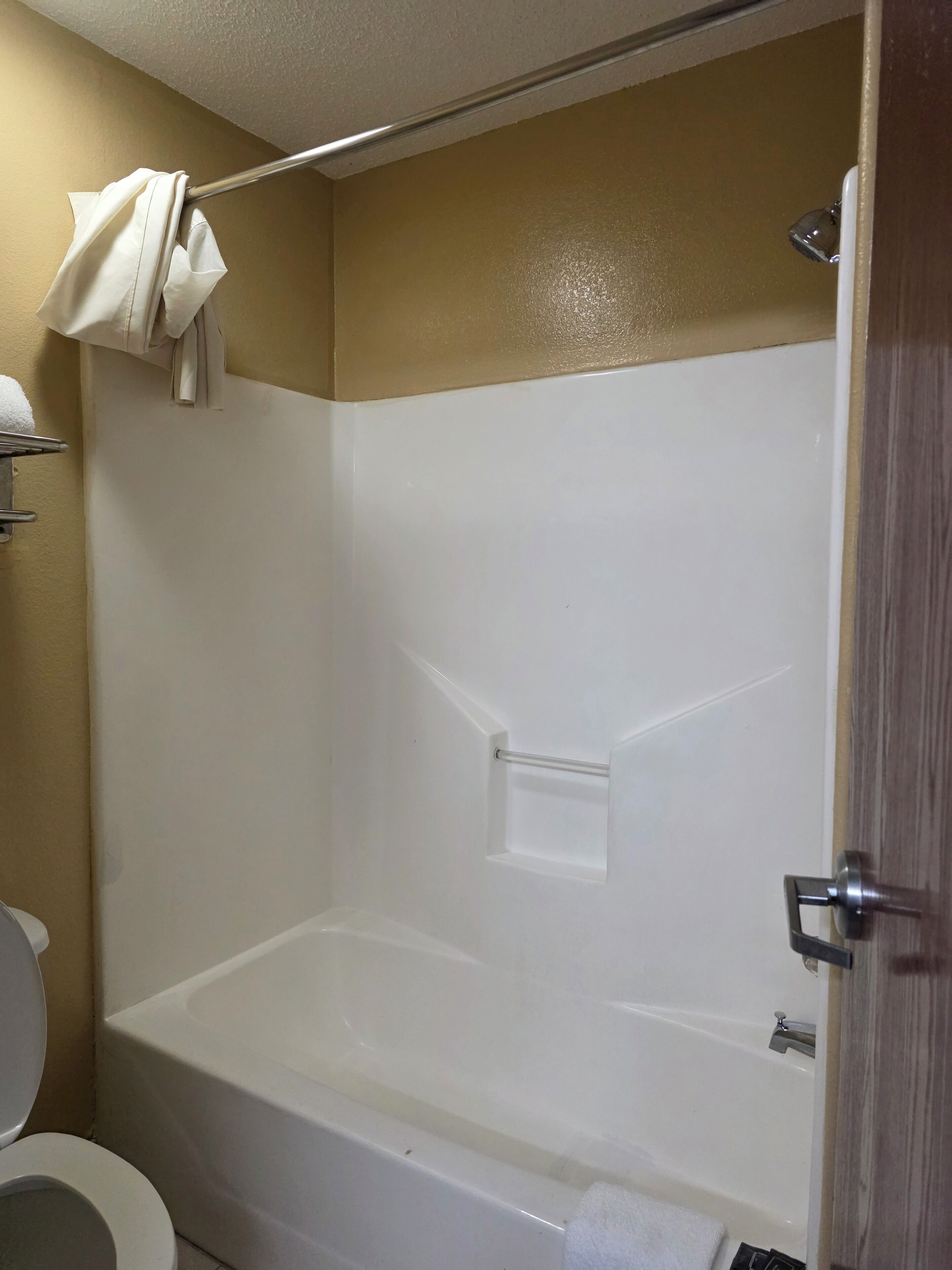 Combined shower/tub, towels, soap, shampoo