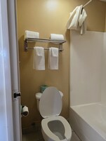 Ducha y bañera combinadas, toallas, jabón y champú