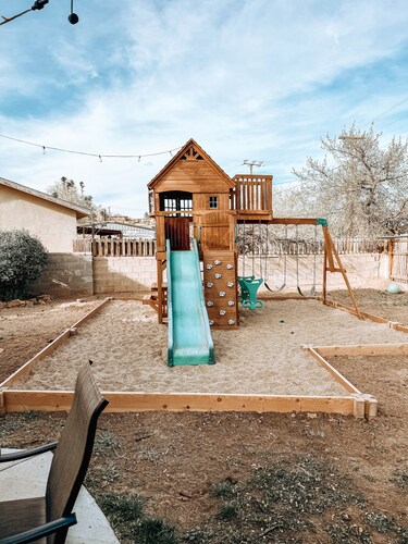 Centrally Located, Family friendly Home- With Game Room and Infrared Sauna