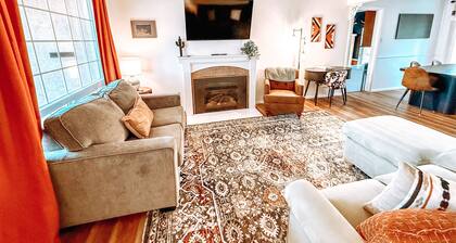 Centrally Located, Family friendly Home- With Game Room and Infrared Sauna