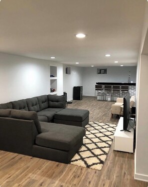 Smart TV - WORLD CUP STAY! Fully furnished 3 Bedroom home. 20 mins to Arrowhead Stadium (Prairie Village)