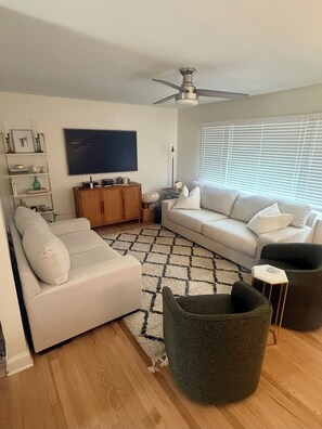 Smart TV - WORLD CUP STAY! Fully furnished 3 Bedroom home. 20 mins to Arrowhead Stadium (Prairie Village)