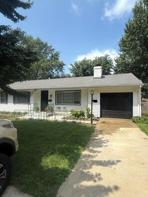 Exterior - WORLD CUP STAY! Fully furnished 3 Bedroom home. 20 mins to Arrowhead Stadium (Prairie Village)
