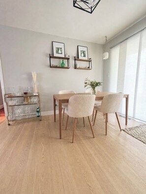 Dining - WORLD CUP STAY! Fully furnished 3 Bedroom home. 20 mins to Arrowhead Stadium (Prairie Village)