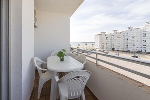 Outdoor dining - VALDELAGRANA BEACH - Apartment with shared pool and free WiFi (El Puerto de Santa María)