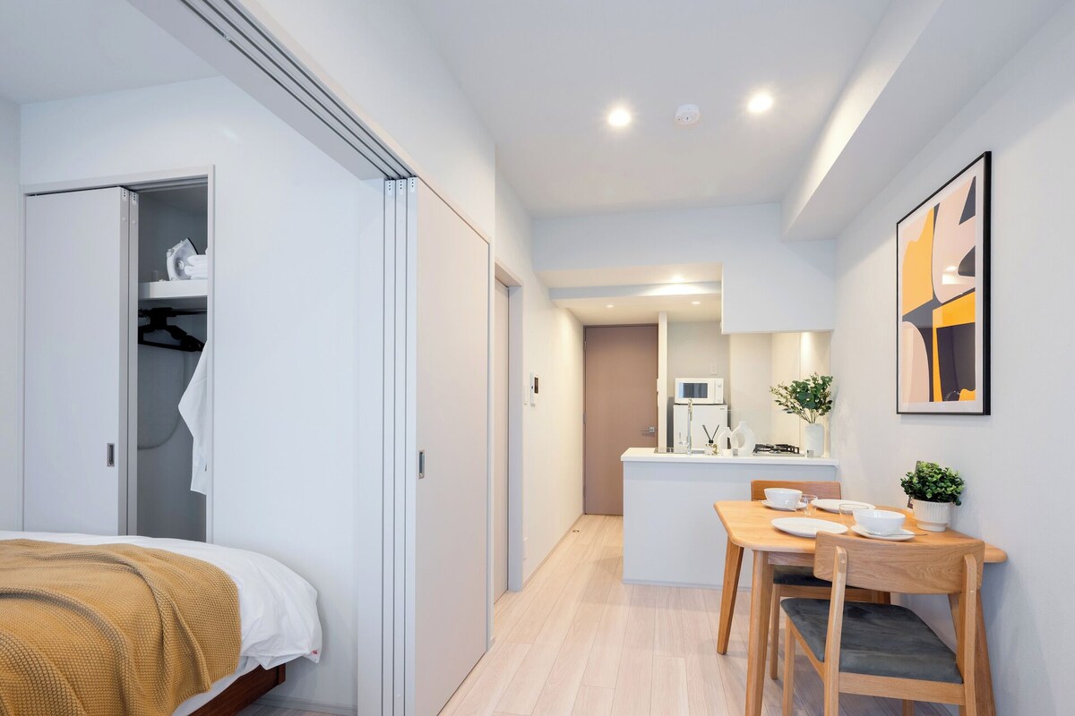 Tabla de planchar con plancha, wifi gratis y muebles diferentes 