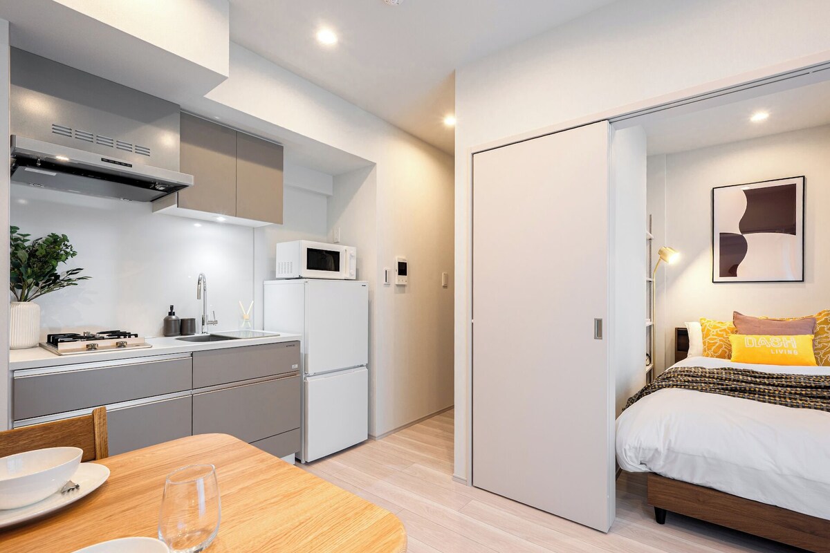 Tabla de planchar con plancha, wifi gratis y muebles diferentes 