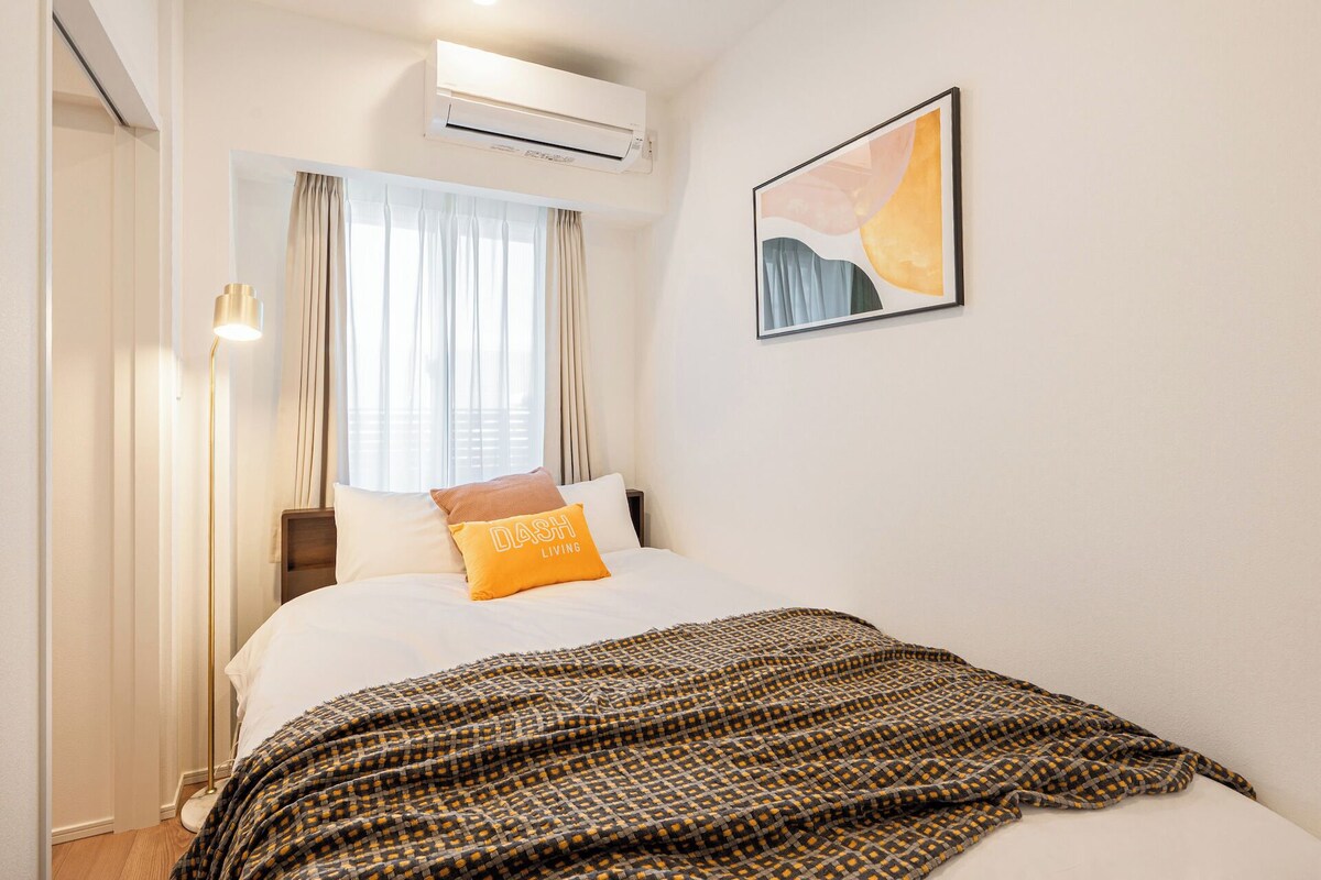 Departamento estándar | Tabla de planchar con plancha, wifi gratis y muebles diferentes 