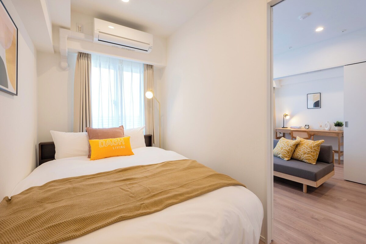 Tabla de planchar con plancha, wifi gratis y muebles diferentes 