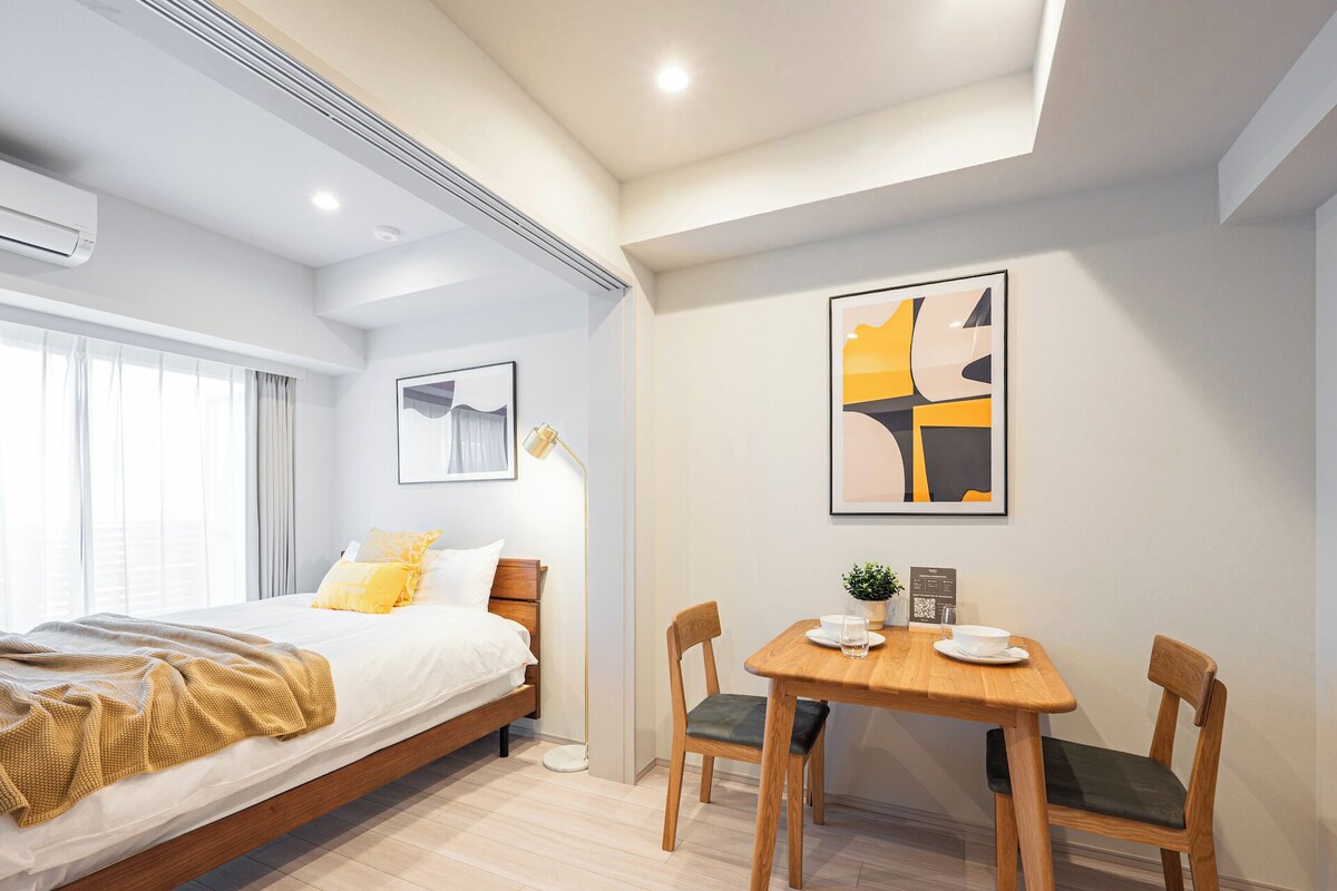 Tabla de planchar con plancha, wifi gratis y muebles diferentes 