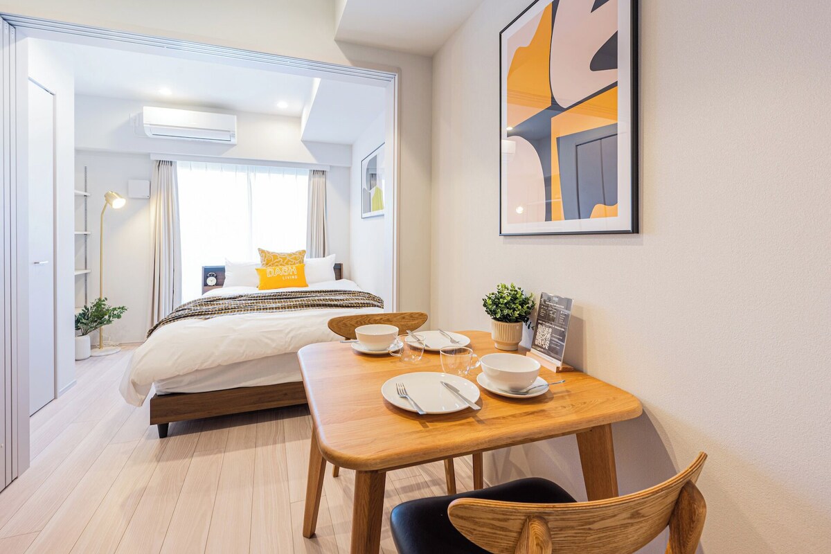 Tabla de planchar con plancha, wifi gratis y muebles diferentes 
