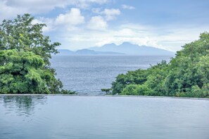 Une piscine avec vue sur la mer et les montagnes.